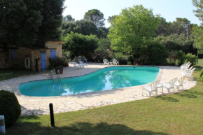 Les Messugues Mas in Provence with shared pool nature calm space